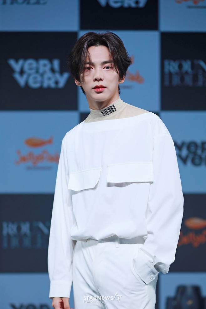 아이돌그룹 베리베리(VERIVERY) 민찬이 23일 오후 온라인으로 진행된 여섯 번째 미니앨범 '시리즈 '오' [라운드2: 홀]'(SERIES 'O' [ROUND 2 : HOLE]) 발매 기념 쇼케이스에서 포즈를 취하고 있다. 2021.08.23 / 사진제공 = 젤리피쉬엔터테인먼트