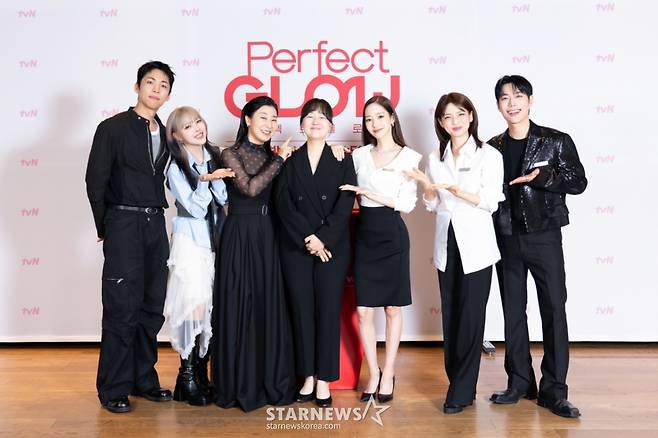 주종혁, 포니, 라미란, 김상아 PD, 박민영, 차홍, 레오제이가 6일 온라인으로 진행된 tvN 예능 '퍼펙트 글로우' 제작발표회에 참석해 포즈를 취하고 있다. /사진제공=tvN 2025.11.06 /사진=이동훈 photoguy@