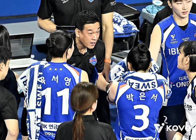 작전 지시하는 여오현 IBK기업은행 감독대행 (서울=연합뉴스) 여자 프로배구 IBK기업은행의 사령탑에 오른 '영원한 리베로' 여오현 감독대행이 26일 경기 화성종합체육관에서 열린 흥국생명과 2025-2026 V리그 홈경기에서 선수들에게 지시하고 있다. 2025.11.27 [[한국배구연맹 제공. 재판매 및 DB 금지] photo@yna.co.kr