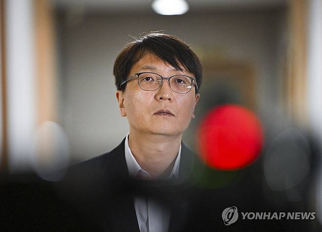 발언하는 박대준 쿠팡 대표 (서울=연합뉴스) 한종찬 기자 = 30일 정부서울청사에서 쿠팡 관련 긴급 관계부처 장관회의가 열린 가운데 박대준 쿠팡대표가 회의장을 나서며 발언하고 있다. 2025.11.30 [공동취재] saba@yna.co.kr