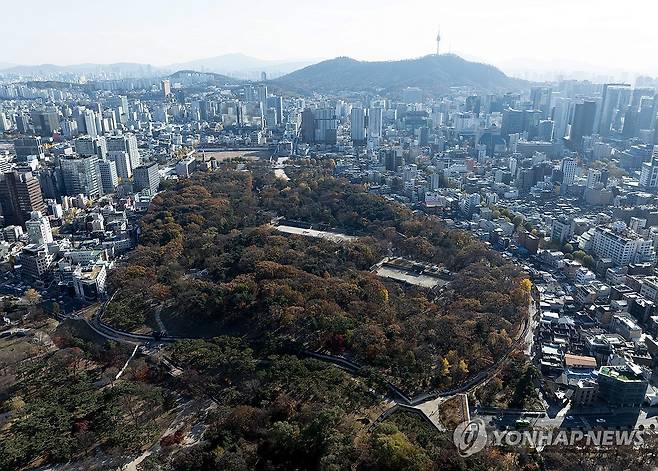 세운4구역 재개발 두고 논란 이어지는 종묘 (서울=연합뉴스) 김성민 기자 = 종묘 인근 재개발을 두고 여야가 대립을 이어가고 있는 18일 서울 종로구 종묘 너머로 세운4구역 재개발 지구가 보이고 있다.  2025.11.18 ksm7976@yna.co.kr