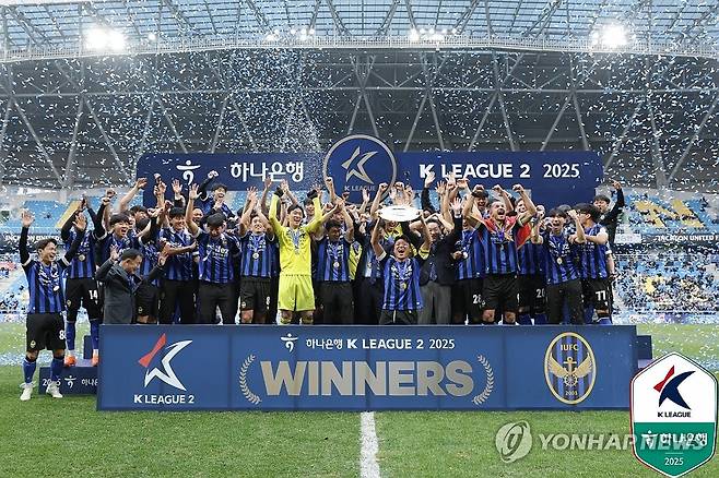 인천유나이티드, K리그2 우승 (서울=연합뉴스) 23일 오후 인천 중구 인천축구전용경기장에서 열린 하나은행 K리그2 2025 39라운드 최종전 인천유나이티드와 충북청주의 경기를 마친 뒤 열린 우승 시상식에서 인천유나이티드 선수들이 우승 트로피 세리머니를 하고 있다. 2025.11.23 [한국프로축구연맹 제공. 재판매 및 DB 금지] photo@yna.co.kr