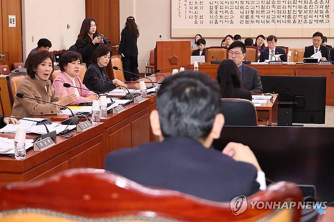 '내란 전담 재판부' 설치법 추진 항의하는 나경원 의원 (서울=연합뉴스) 김주성 기자 = 국민의힘 나경원 의원이 1일 서울 여의도 국회 법제사법위원회에서 열린 법안심사제1소위원회의에서 여당 주도의 '내란 전담 재판부' 설치법 논의에 반대하며 더불어민주당 소속 김용민 소위원장에게 항의하고 있다. 2025.12.1 utzza@yna.co.kr