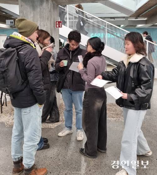 12·3 비상계엄 사태를 맞아 미래세대 주역인 학생들이 경인지역 곳곳에서 시국선언을 통해 민주주의 회복을 외쳤다. 사진은 독일 튀빙겐 대학 학생들이 시국 선언을 위해 거리로 나선 모습. /경인일보DB