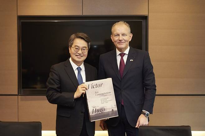 김동연 경기지사가 2일 여의도 페어몬트 호텔 회의실에서 프랑수아 자코(François Jackow) 에어리퀴드 회장과 면담했다. <경기도 제공>