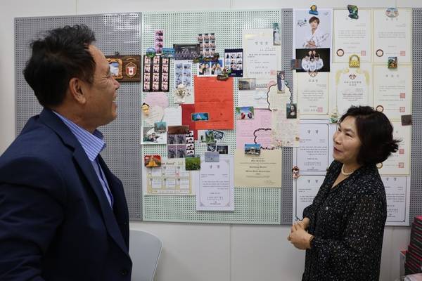 ▲ 이신숙(오른쪽) FP가 여명구 충청투데이 대표와 인터뷰를 하고 있다. 사진=김진로 기자