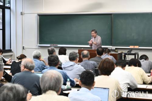 ◇릿쿄대 세컨드 스테이지 칼리지의 수업 모습. 군데군데 백발의 만학도들이 인상적이다. 도쿄=신세희기자