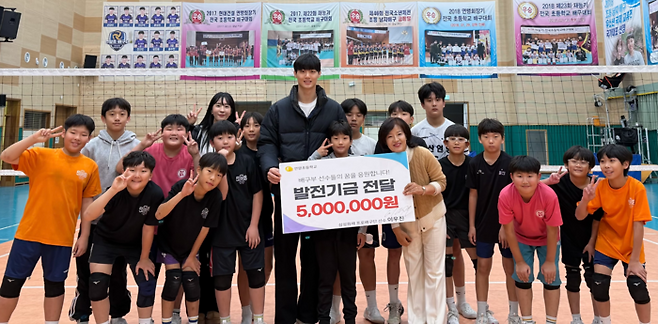 남자배구 국가대표 이우진 선수가 지난달 28일 언양초에 발전기금 500만원을 전달하고 배구부 학생들과 기념사진을 찍고있다. 울산교육청 제공