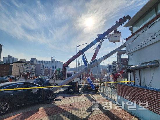 ▲ 1일 울산 중구 명정사거리 일원에서 한 승용차가 전신주를 들이받아 일대에 정전이 발생했다.