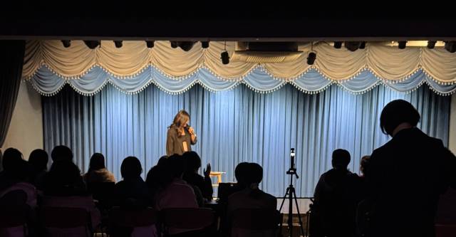 부산 출신 임산부 코미디언 강안리가 6일 부산 수영구 어댑터씨어터 1관에서 스탠드업 코미디 공연을 펼친다. 강안리 제공