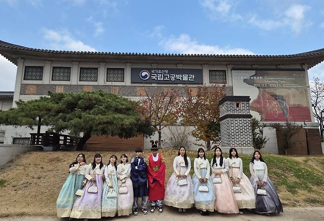 ▲ 김천감문중학교 학생들이 '2025 진로 X 문화예술 탐방'으로 국립고궁박물관에서 전통의상을 입고 기념촬영을하고 있다.