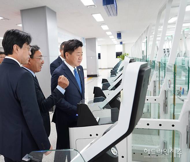 오영훈 제주도지사가 2일부터 본격 가동을 시작한 제주 크루즈터미널 무인 입국심사대(자동심사대)를 살펴보고 있다.