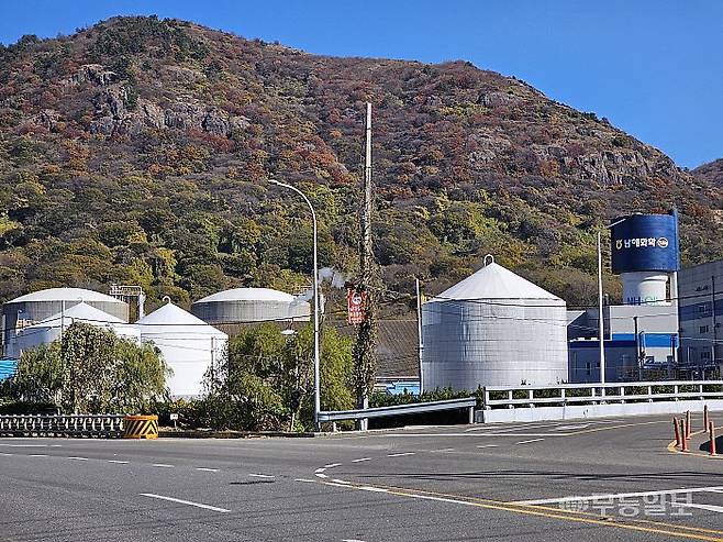 여수상의가 제시한 여천선-남해화학 유틸리티 관로 구축안의 기점인 남해화학 전경. 이날 찾은 공장은 가동 중이었지만 주변을 드나드는 인적 등이 드물어 활기를 잃은 모습이었다.최류빈기자 rubi@mdilbo.com