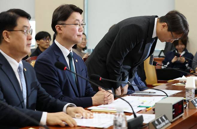 박대준 쿠팡 대표가 2일 서울 여의도 국회에서 열린 과학기술정보방송통신위원회 전체회의에 출석. 허리숙여 인사하고 있다. 이날 과방위는 쿠팡의 대규모 개인정보 유출 사태에 대해 긴급 현안질의를 진행했다.(사진=노진환 기자)