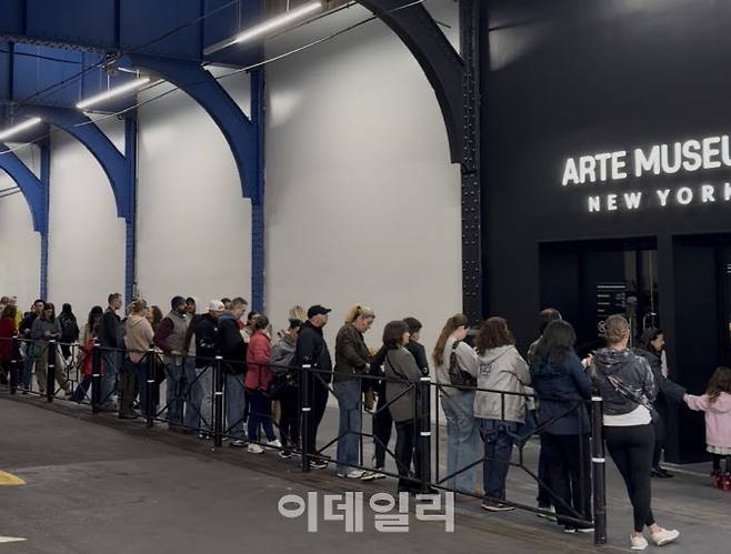 아르떼뮤지엄 뉴욕 전시관 앞 입장 대기 풍경 (사진=디스트릭트)