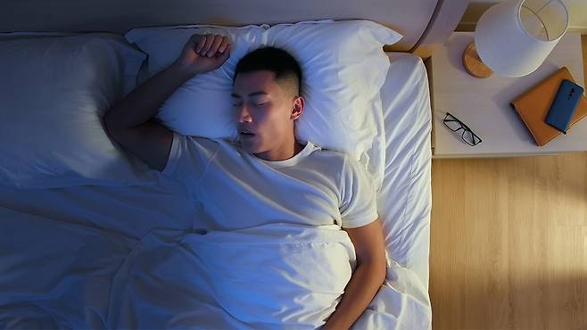 이갈이는 수면 중 발생하는 경우가 많아 스스로 인지하기 어렵다|출처: 클립아트코리아