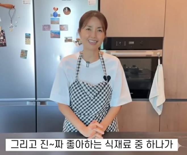 배우 신애라가 자신이 즐겨 먹는 건강한 식재료를 공개했다. 사진=유튜브 채널 '신애라이프'