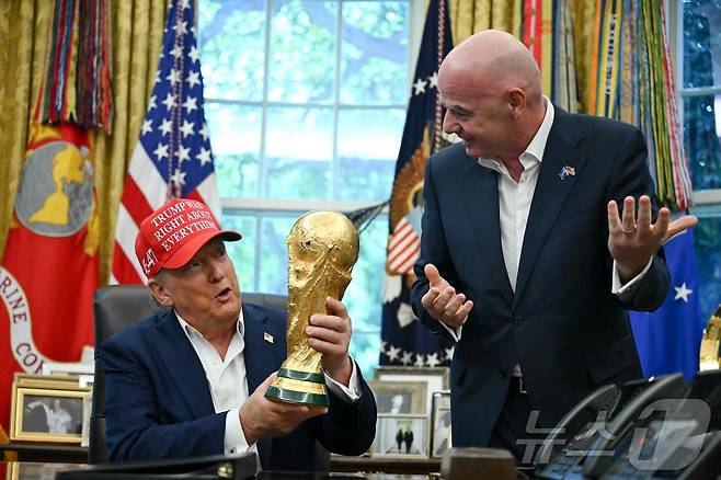 도널드 트럼프 미국 대통령(왼쪽)과 잔니 인판티노 FIFA 회장. ⓒ AFP=뉴스1