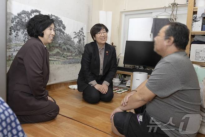 11월 28일 정은경 보건복지부 장관이 겨울철 복지위기가구 발굴 및 지원 대책 수립을 위해 서울 용산구 쪽방촌을 찾아 주민과 대화를 나누고 있다. (보건복지부 제공. 재판매 및 DB 금지) /뉴스1