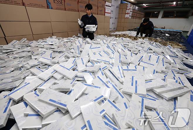 2일 서울 강남구 관세청 서울본부세관 창고에 밀수입 조직으로부터 압수한 담배가 쌓여있다. 2025.12.2/뉴스1 ⓒ News1 구윤성 기자