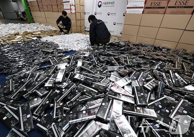 2일 서울 강남구 관세청 서울본부세관 창고에 밀수입 조직으로부터 압수한 담배가 쌓여있다. 2025.12.2/뉴스1 ⓒ News1 구윤성 기자