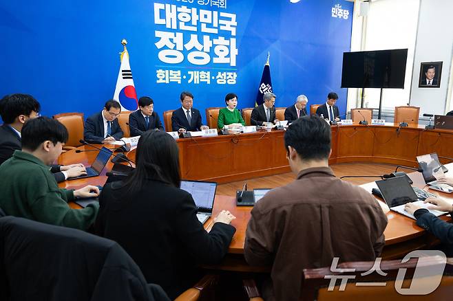 전현희 더불어민주당 사법불신 극복 사법행정 정상화 TF 단장이 2일 서울 여의도 국회에서 열린 사법행정 정상화 TF 개혁안 보고회에서 모두 발언을 하고 있다. 2025.12.2/뉴스1 ⓒ News1 유승관 기자