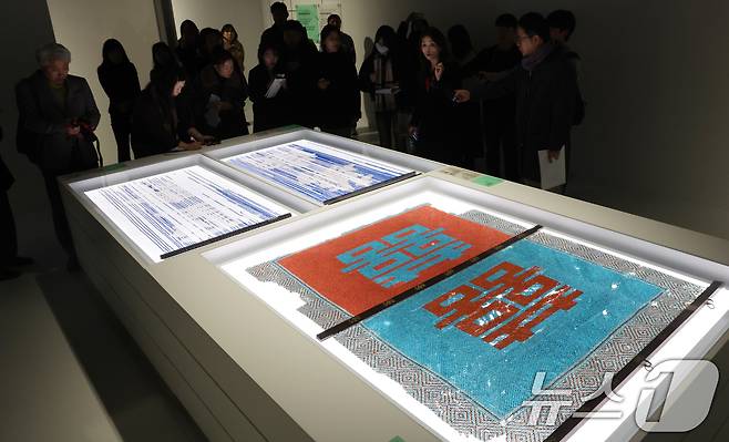 국가유산청 국립고궁박물관 개관 20주년 특별전 'RE: BORN, 시간을 잇는 보존과학' 공개회가 2일 서울 종로구 국립고궁박물관에서 열려 참석자들이 전시물을 살펴보고 있다. 보존처리가 진행 중인 옥렴(오른쪽)과 옥주렴이 최초로 공개된다.  2025.12.2/뉴스1 ⓒ News1 김명섭 기자