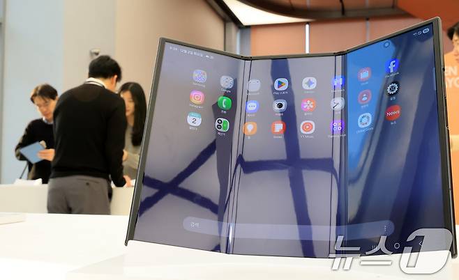 2일 서울 서초구 삼성 강남에서 열린 '삼성전자 갤럭시Z 트라이폴드 출시 미디어데이'에서 취재진들이 갤럭시Z트라이폴드를 체험하고 있다 2025.12.2/뉴스1 ⓒ News1 이호윤 기자