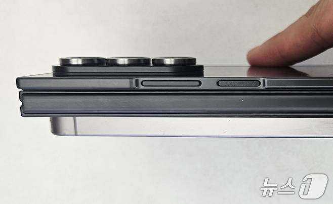 갤럭시Z트라이폴드(위)와 갤럭시S25 두께 비교. 2025.12.02./뉴스1 ⓒNews1 김정현 기자