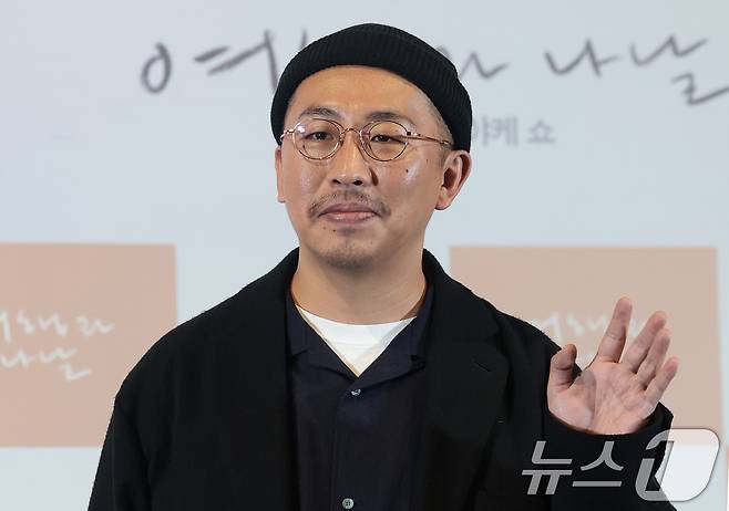 미야케 쇼 감독이 2일 서울 용산구 CGV용산아이파크몰에서 열린 영화 '여행과 나날' 언론 시사회 및 기자 간담회에서 포즈를 취하고 있다. '여행과 나날'은 어쩌면 끝이라고 생각한 각본가 '이'(심은경 분)가 어쩌다 떠나온 설국의 여관에서 의외의 시간을 보내면서 다시 시작되는 2025년 겨울, 일상 여행자들과 함께 떠나는 꿈같은 이야기를 그렸다. 2025.12.2/뉴스1 ⓒ News1 권현진 기자