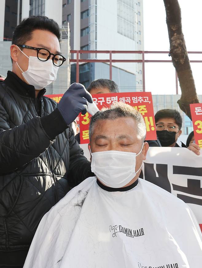 더본코리아 가맹점주와 충남 예산상설시장 상인들이 19일 서울 서초구 전국가맹점협의회 앞에서 ‘전가협 사실 왜곡 및 여론몰이 중단 촉구’ 기자회견을 한 뒤 한 가맹점주가 항의 표시로 삭발하고 있다. 사진 | 연합뉴스