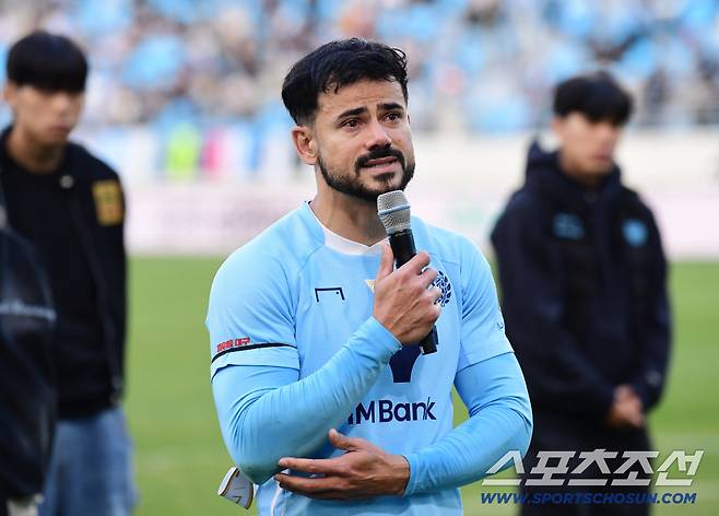 30일 대구IM뱅크파크에서 열린 K리그1 대구FC와 FC안양의 경기. 양 팀은 2-2 무승부를 기록했다. 대구FC는 강등이 확정됐다. 경기 종료 후 팬들에게 감사의 인사를 하고 있는 세징야. 대구=송정헌 기자songs@sportschosun.com/2025.11.30/