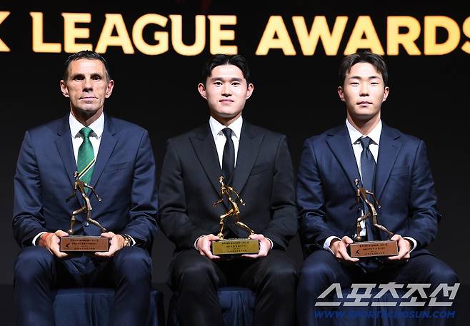 하나은행 K리그 2025대상 시상식이 1일 오후 서울 서대문구 스위스 그랜드호텔에서 열렸다. K리그1 감독상 거스 포옛, MVP 이동경, 영플레이어상 이승원이 함께 포즈 취하고 있다. 정재근 기자 cjg@sportschosun.com/2025.12.1/