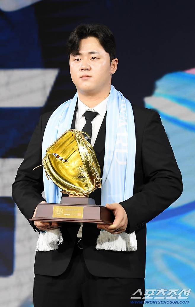 2025 리얼글러브 어워드가 1일 서울 광진구 그랜드 워커힐에서 열렸다. 포수 부문 수상자 김형준이 기념촬영을 하고 있다. 박재만 기자 pjm@sportschosun.com/2025.12.01/