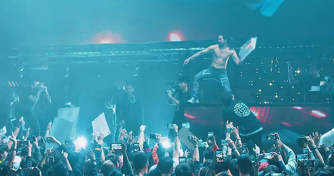 ◇지난 2018년 파라다이스시티 크로마에서 열린 초청공연에서 스티브 아오키가 관객에게 케이크를 던지는 퍼포먼스를 펼치고 있다. 관객들은 'CAKE ME'가 적힌 피켓을 들고 환호하고 있는 모습. 사진=아티스트 에이전시 WME