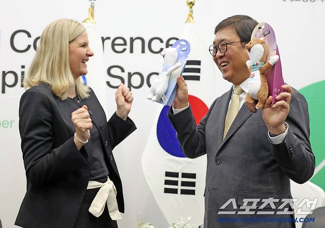 최휘영 문화체육관광부 장관이 2일 부산 해운대구 벡스코에서 커스티 코번트리 국제올림픽위원회(IOC) 위원장과 면담을 마치고 밀라노-코르티나 2026 동계 올림픽 마스코트인 티나와 밀로 인형을 선물 받고 있다. 사진제공=문화체육관광부