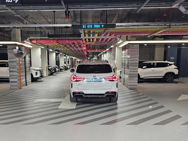 래미안 AI 주차장 경로 안내판 ⓒ삼성물산 건설부문