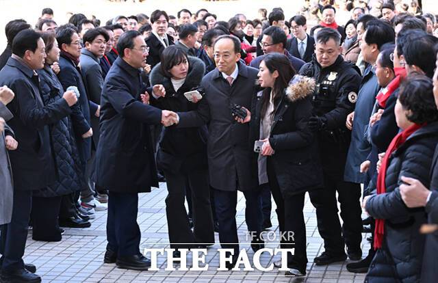 추경호 국민의힘 의원이 2일 서울 서초구 서울중앙지방법원에서 열린 구속 전 피의자 심문(영장실질심사)에 출석하며 국민의힘 의원들의 응원을 받고 있다. /이새롬 기자