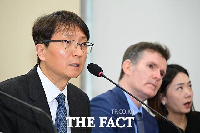 질의 답변하는 박대준 쿠팡 대표이사. 오른쪽은 브랫 매티스 쿠팡 CISO.