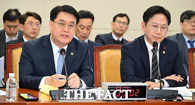 이정렬 개인정보보호위원회 부위원장(왼쪽)이 현안과 관련해 질의 답변하고 있다.