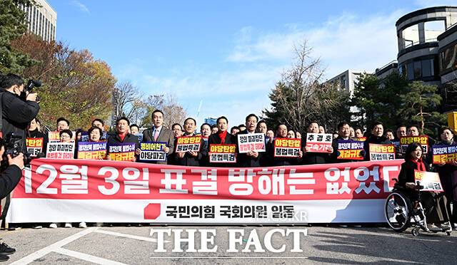 장동혁 국민의힘 대표와 송언석 국민의힘 원내대표를 비롯한 국민의힘 의원들이 2일 오후 서울 서초구 서울중앙지방법원 앞에서 열린 추경호 의원 구속심사 규탄대회에서 구호를 외치고 있다. /서예원 기자