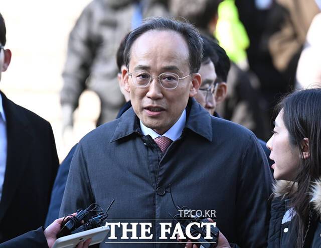 12·3 비상계엄 사태 당시 국회의 계엄 해제 요구결의안 표결 방해 의혹을 받는 추경호 국민의힘 의원이 구속 기로에 놓인 가운데 조국혁신당이 "법원의 양심을 지켜보겠다고 못 박았다. 추경호 국민의힘 의원이 2일 서울 서초구 서울중앙지방법원에서 열린 구속 전 피의자 심문(영장실질심사)에 출석하며 입장을 밝히고 있다. /이새롬 기자