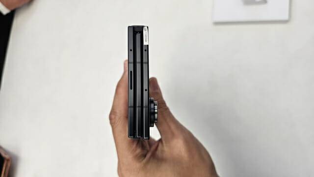 갤럭시 Z 트라이폴드를 접었을 때의 두께(사진=장경윤 기자)