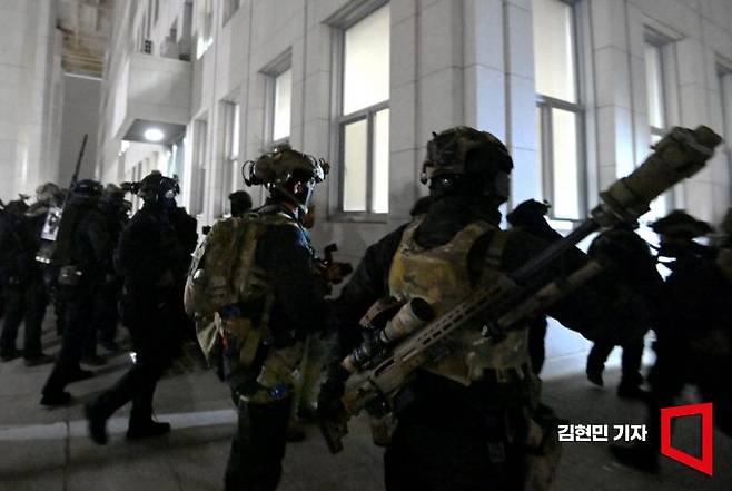 윤석열 대통령이 3일 밤 비상계엄을 선포한 가운데 4일 새벽 계엄군이 국회 본청 진입을 시도하고 있다. 김현민 기자
