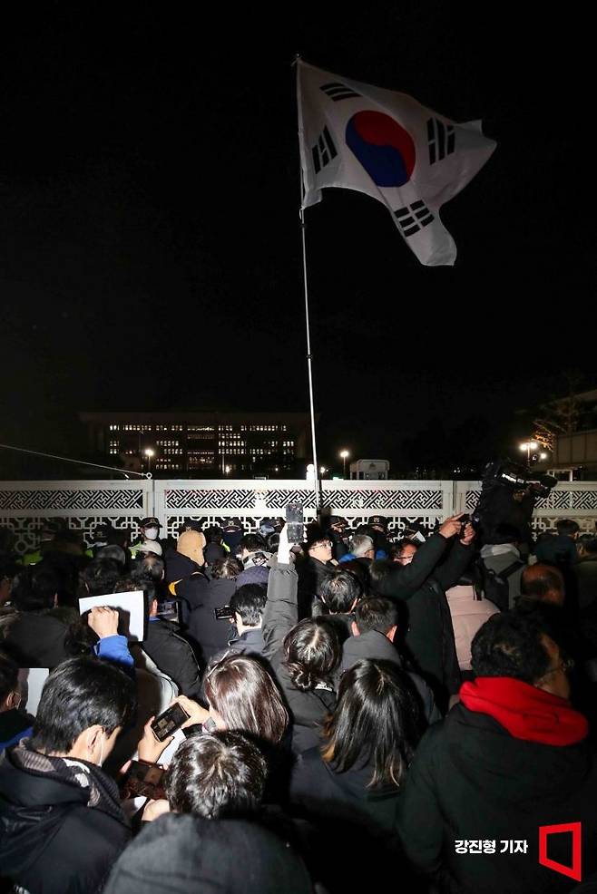 윤석열 대통령이 비상계엄을 선포한 가운데 4일 서울 여의도 국회 앞에서 시민들이 모여 비상계엄 해제를 촉구하고 있다. 강진형 기자