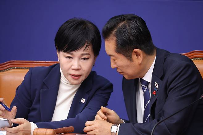 더불어민주당 정청래(오른쪽) 대표와 전현희 최고위원이 1일 서울 여의도 국회에서 열린 최고위원회의 중 대화를 나누고 있다. 정 대표는 이날 “3대 특검의 미진한 부분은 한 군데에 몰아 공정하고 객관적으로 진실을 밝히기 위해 2차 특검을 검토해야 할 시점”이라며 추가 특검의 필요성을 강조했다./연합뉴스