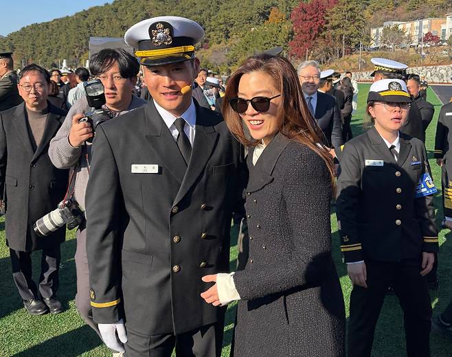 임세령 대상그룹 부회장이 지난달 28일 경남 창원시 해군사관학교에서 열린 제139기 해군·해병대 사관후보생 수료 및 임관식에서 장남 이지호 씨와 기념촬영을 하고 있다. /뉴스1