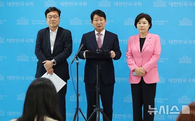 권영진(가운데) 국민의힘 의원이 지난 6월 서울 여의도 국회 소통관에서 '당의 혁신을 바라는 재선의원 모임의 두 번째 입장발표' 기자회견을 마치고 취재진의 질문에 답변하고 있다. 왼쪽부터 서범수 의원, 권 의원, 조은희 의원. /뉴시스