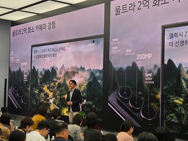 2일 서울 강남 삼성스토어에서 열린 삼성전자 신제품 언팩(공개) 행사에서 강민석 MX사업부 부사장이 '갤럭시Z 트라이폴드'를 소개하고 있다. /심민관 기자