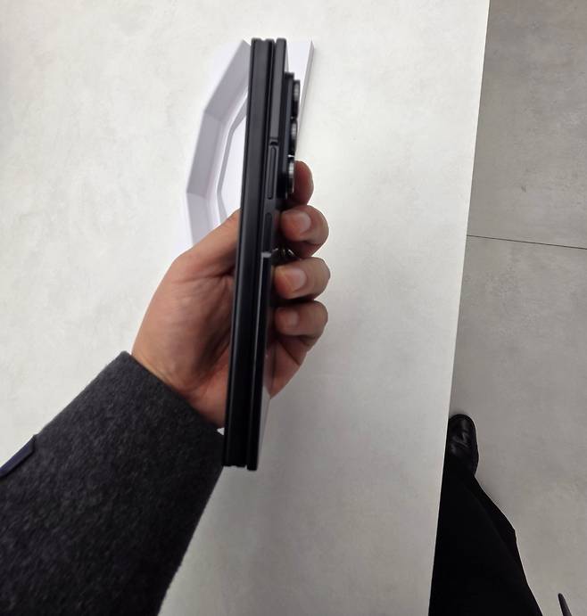 갤럭시Z 트라이폴드를 접었을 때 측면 모습. /심민관 기자